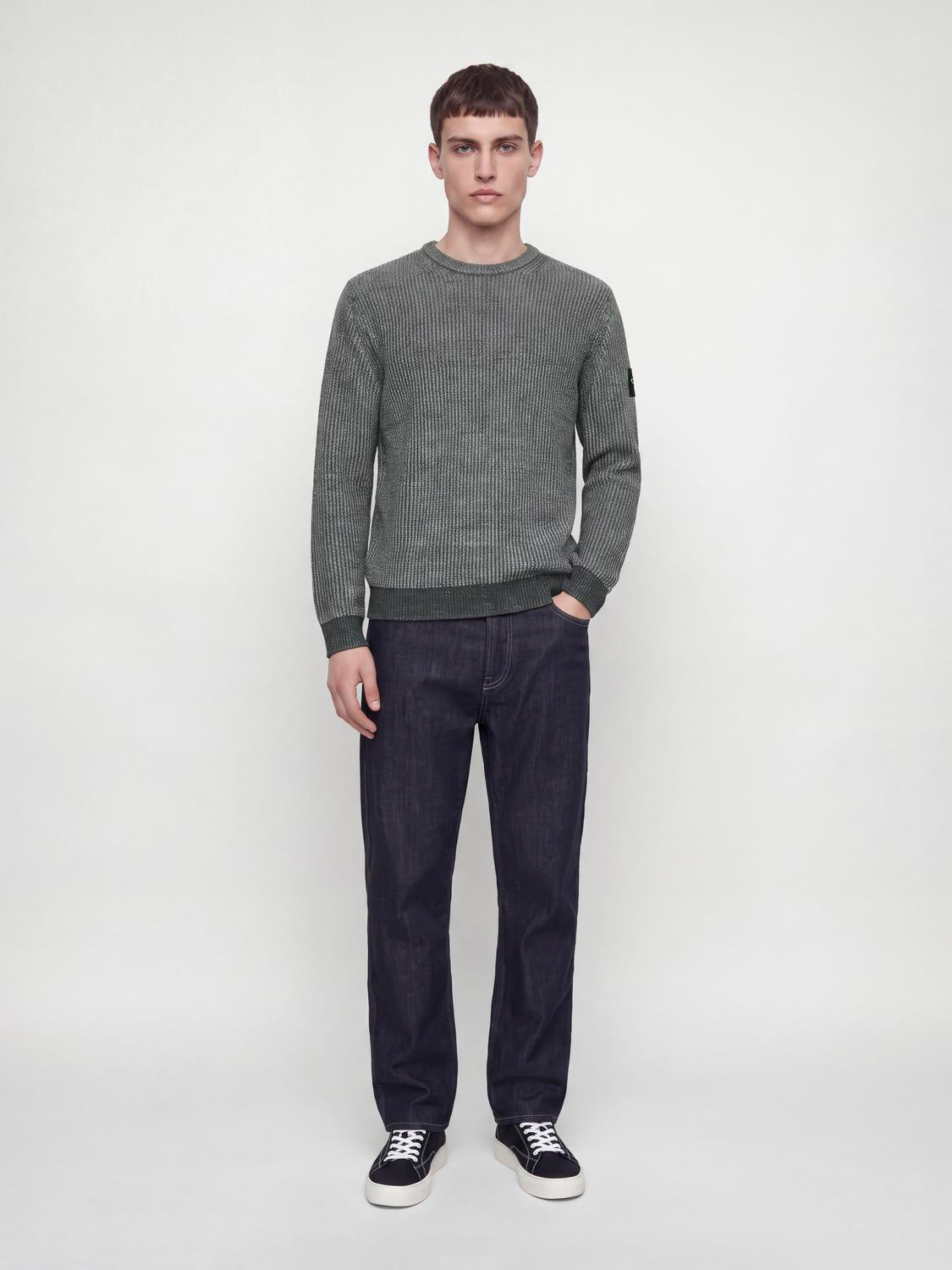 model_shot-front_full